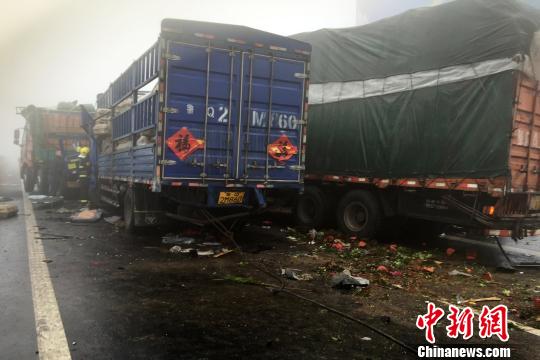 圖為21日，蘭南高速河南段車禍?zhǔn)鹿尸F(xiàn)場一片狼藉?！」啤z