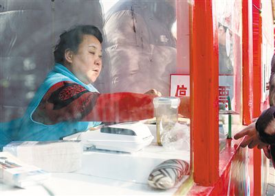 龍?zhí)稄R會(huì)售票員呂秀珍。新京報(bào)記者