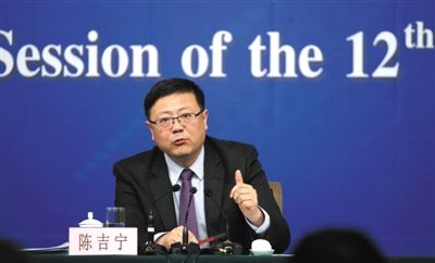 昨日，十二屆全國人大三次會議新聞中心，環(huán)保部部長陳吉寧回答中外記者提問。新京報記者 陳杰 攝