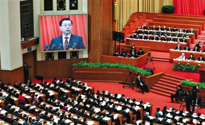 十二屆全國(guó)人大三次會(huì)議舉行第二次全體會(huì)議，全國(guó)人大常委會(huì)委員長(zhǎng)張德江作全國(guó)人大常委會(huì)工作報(bào)告。