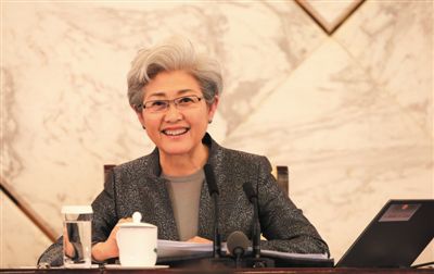 3月4日，十二屆全國人大三次會議在人民大會堂舉行新聞發(fā)布會，大會發(fā)言人傅瑩回答中外記者的提問。