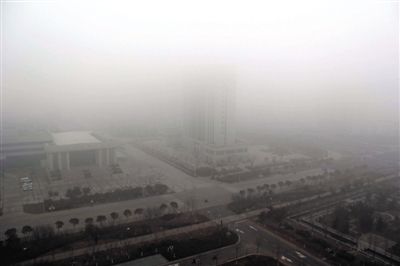昨日，連云港市贛榆區(qū)14層高樓上拍攝的大霧天氣。當(dāng)日，江蘇省多地出現(xiàn)大霧天氣。新華社發(fā)
