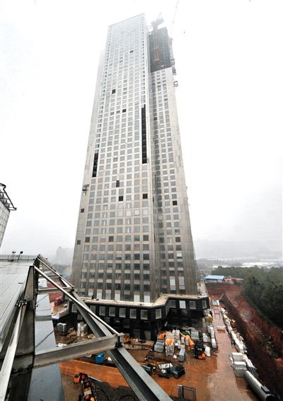 湖南遠大可建公司采取模塊化建造技術建造的57層高樓施工現場。新華社發(fā)