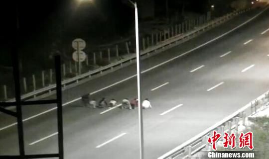 孩子們將高速公路當成跑道賽跑?！【焦﹫D　攝