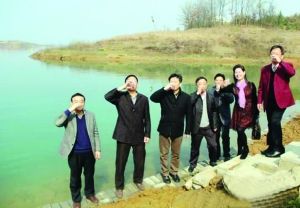 活動(dòng)儀式現(xiàn)場(chǎng)，一眾人舀起漳河水直接喝下