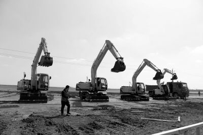 　北京現(xiàn)代滄州工廠開工儀式上，多臺(tái)挖掘機(jī)齊鳴。京華時(shí)報(bào)記者譚青攝