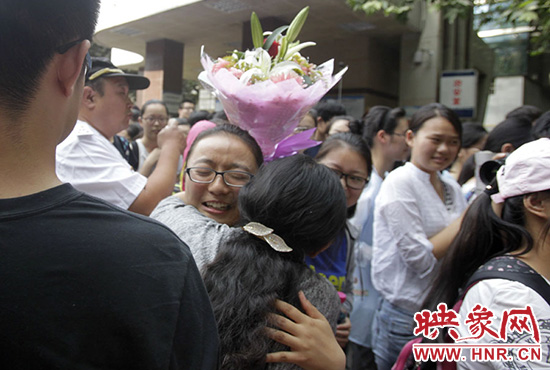沖向你，給你一個深情的擁抱。