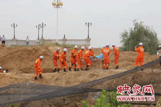 12點(diǎn)07分，又一人被抬出