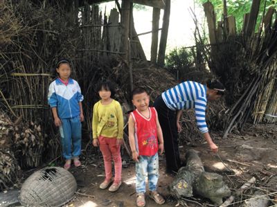 羅梅和她的三個(gè)孩子。中間兩個(gè)孩子為羅梅夫婦在逃亡途中所生。新京報(bào)記者 蕭輝 攝
