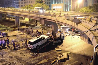 路虎車被扶正后，救援車將其拖離現(xiàn)場。