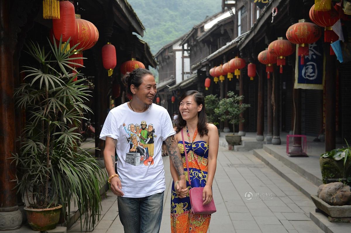 圖為7月20日，顧少強(qiáng)和老公于夫在成都街子古鎮(zhèn)，兩人剛于7月6日登記結(jié)婚。王勤/CFP