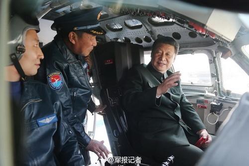 2015年2月16日，習(xí)近平登上戰(zhàn)機，坐進駕駛艙，了解裝備性能，體驗操作使用。