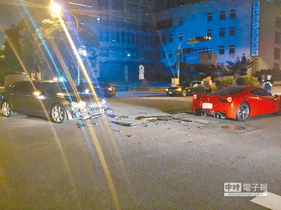 圖為車號8889的法拉利（右）和車號9888的賓利車（左）發(fā)生擦撞，法拉利車身嚴重損毀。