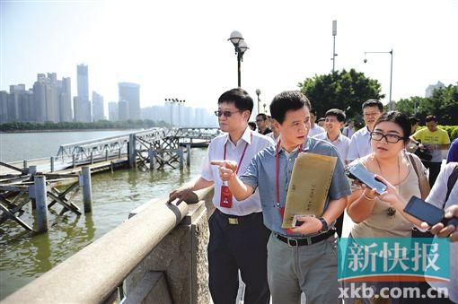 人大代表們在珠江邊現(xiàn)場調(diào)研。