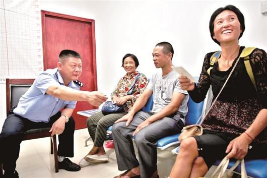 在民警的幫助下，流浪婦女右一與親人相聚