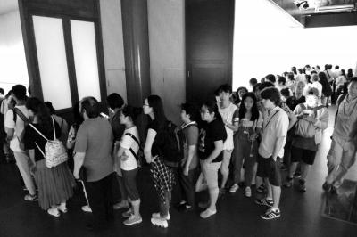 眾人排起長隊等待觀看中國第一畫《清明上河圖》。