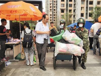 9月8日，天津?yàn)I海海港城小區(qū)，武警幫助居民搬東西。