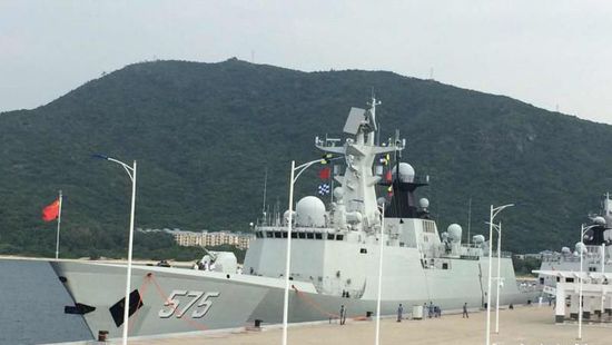 中國海軍艦艇編隊(duì)12日上午從三亞起航，參加“和平友誼-2015”中馬兩軍首次實(shí)兵聯(lián)演。