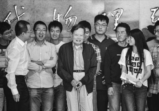 楊振寧與中國科大的同學合影。