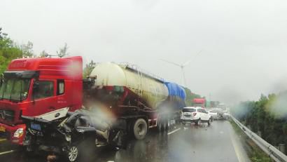 西攀高速公路追尾事故現(xiàn)場(chǎng)。