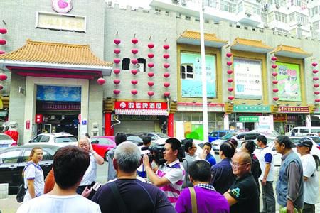 青島宰客海鮮店成“景點(diǎn)”，游人“參觀”拍照。