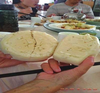 在參加山西游行程中，體驗(yàn)員發(fā)現(xiàn)團(tuán)餐中的饅頭已經(jīng)發(fā)霉。視頻截圖