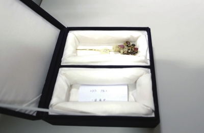 存放于匣內(nèi)的金簪華美依舊。