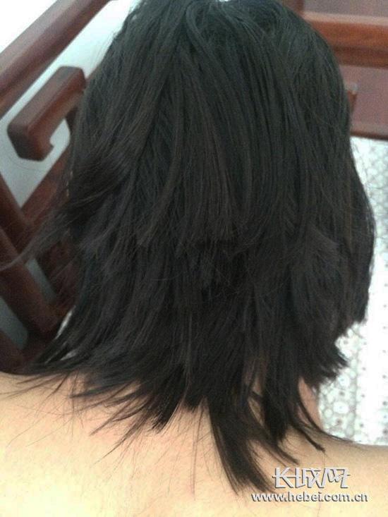 唐山市第六十二中學高一女生王某被老師剪得七零八碎的頭發(fā)。學生家長陳女士/供圖