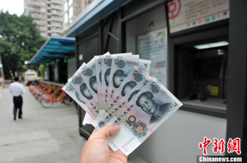 “如果是千元左右的跨行轉(zhuǎn)賬，都會(huì)先充值到支付寶，然后再轉(zhuǎn)到相應(yīng)銀行賬戶(hù)中”，肩負(fù)3000多元月供的北京白領(lǐng)小李告訴中新網(wǎng)記者，這樣操作起來(lái)方便、省時(shí)，還免去下載好幾個(gè)銀行客戶(hù)端的麻煩。