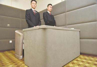 審訊室、居住室內(nèi)的桌椅板凳都進(jìn)行了軟包。