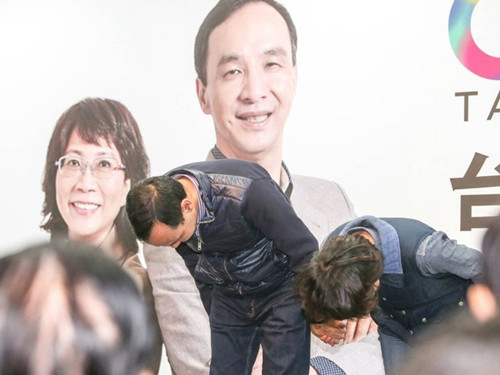 國民黨明天下午將召開臨時中常會，決定由誰擔任代理主席。圖為朱立倫與王如玄上午到競選總部，向支持自己競選的志工們一一致意，感謝他們的陪伴。圖片來源：臺灣《聯(lián)合報》