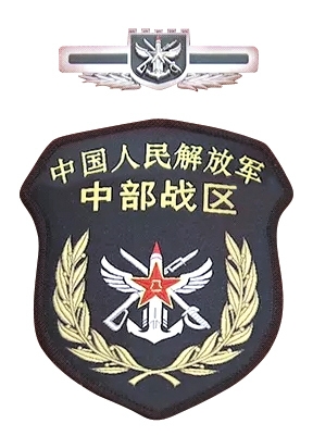 習(xí)近平將軍旗授予東部戰(zhàn)區(qū)司令員劉粵軍、政治委員鄭衛(wèi)平。