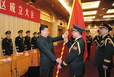 習(xí)近平將軍旗授予東部戰(zhàn)區(qū)司令員劉粵軍、政治委員鄭衛(wèi)平。