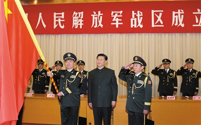習(xí)近平將軍旗授予南部戰(zhàn)區(qū)司令員王教成、政治委員魏亮。