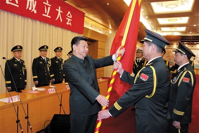 習(xí)近平將軍旗授予西部戰(zhàn)區(qū)司令員趙宗岐、政治委員朱福熙。