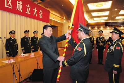 習(xí)近平將軍旗授予北部戰(zhàn)區(qū)司令員宋普選、政治委員褚益民。