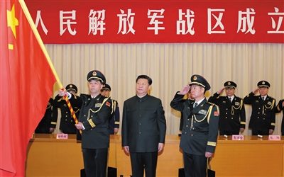 習(xí)近平將軍旗授予中部戰(zhàn)區(qū)司令員韓衛(wèi)國(guó)、政治委員殷方龍。