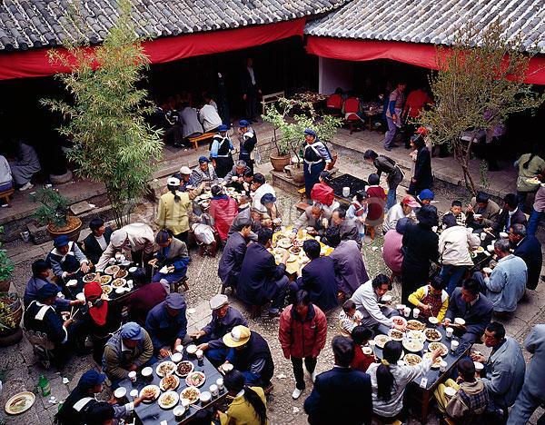 貴州畢節(jié)織金縣板橋鄉(xiāng)政府公職人員在整頓村民亂辦酒席時(shí)，雙方發(fā)生沖突并互有出手。