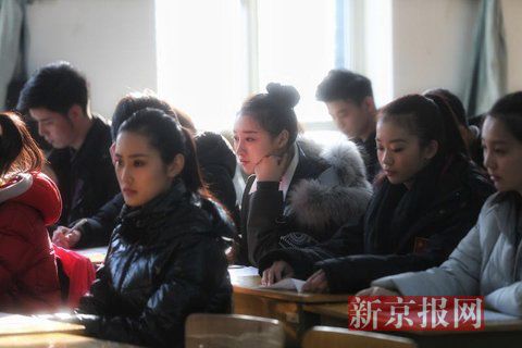 主持系考生正在備考區(qū)等待考試。