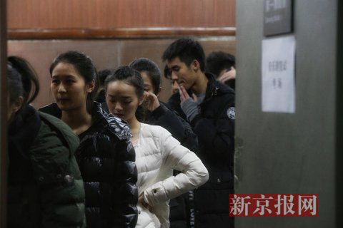 音樂劇系考生在備考區(qū)域等待考試。新京報(bào)記者 周崗峰 攝