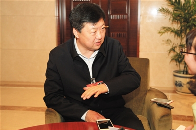 昨日下午，全國人大代表、哈爾濱市長宋希斌在駐地接受新京報記者專訪。張磊 攝