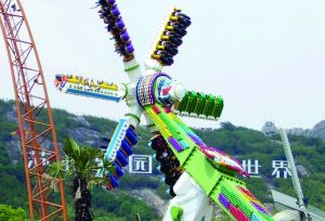 3月28日零點(diǎn)剛過幾分鐘，上海迪士尼6月16日開園日的門票就宣告售罄，巨大的訪問量一度導(dǎo)致票務(wù)系統(tǒng)出現(xiàn)間歇性故障，被網(wǎng)友調(diào)侃“激烈程度堪比春運(yùn)”。網(wǎng)上甚至有“黃牛”將一張開園門票炒到幾千元。