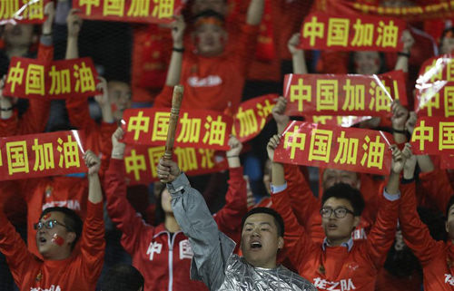 中國隊球迷在看臺上為球隊加油。新華社發(fā)