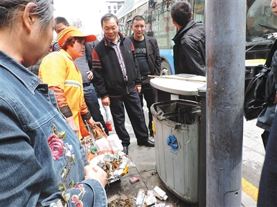 四川達(dá)州市通川區(qū)一垃圾桶，被搶槍支在此被找到。