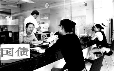 由于網(wǎng)銀和柜臺同時開售，部分銀行網(wǎng)點甚至來不及賣出一筆就發(fā)現(xiàn)額度全部被搶光供圖/視覺中國