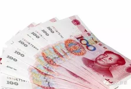 按照4月1日起上海執(zhí)行的月最低工資標準2190元計算，勞動者在5月1日當天加班，每天的加班工資至少有302元。如果3天都加班、不調(diào)休，加班工資至少有704元。