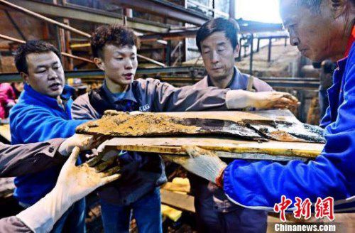 圖為南昌西漢海昏侯墓主槨室考古發(fā)掘現(xiàn)場(chǎng)出土了一組漆器“屏風(fēng)”?！」?攝