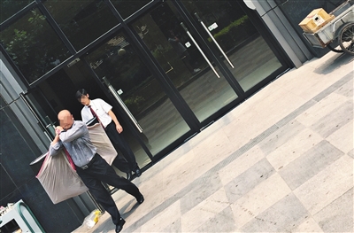 昨日11時許，新華聯(lián)國際公寓門口，一男子將電視等賭具轉(zhuǎn)移，后被警方控制