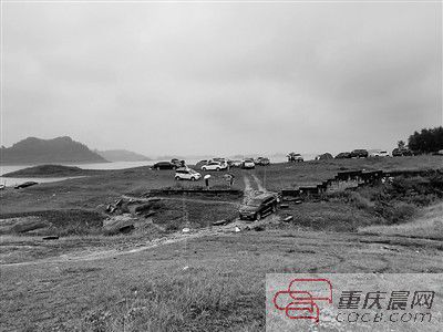 10日，約30輛自駕車被困在長(zhǎng)壽湖的這片湖灘上。