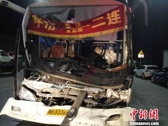圖為載客大巴車，受損嚴(yán)重。